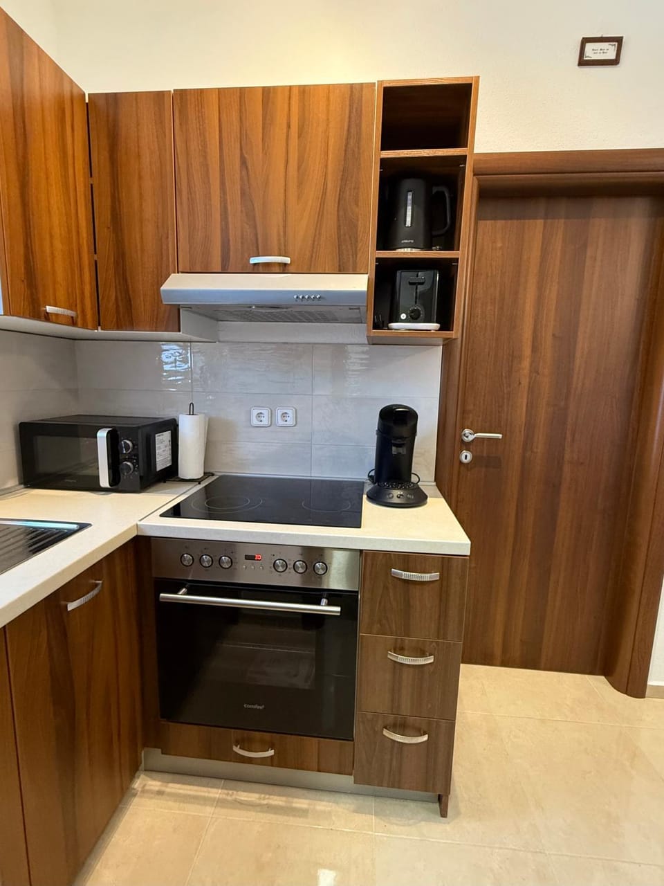 Coffee/tea facilities, Kitchen or kitchenette, oven, stove, toaster