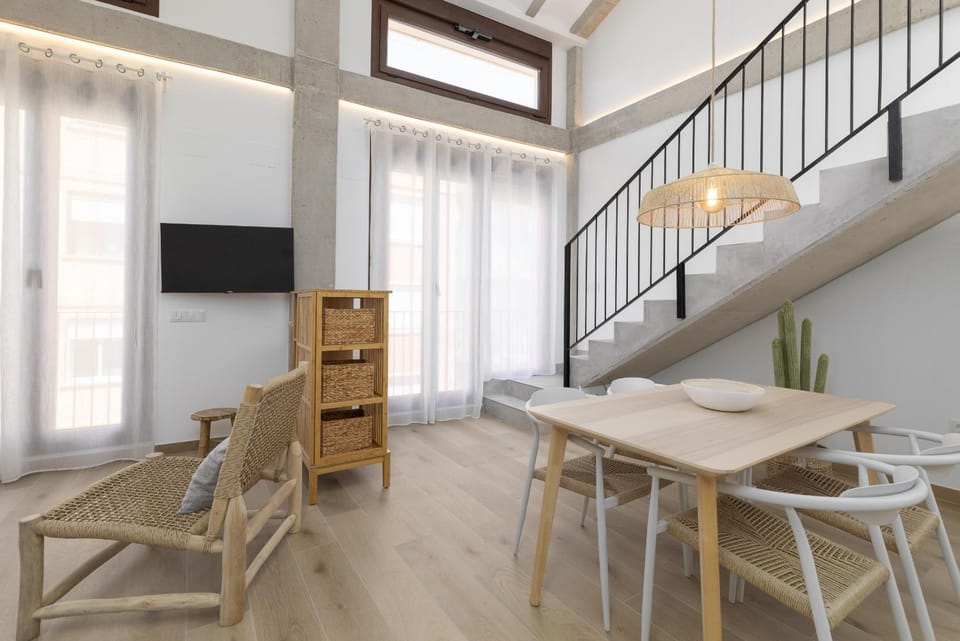 TV and multimedia, Living room, Seating area, Dining area
