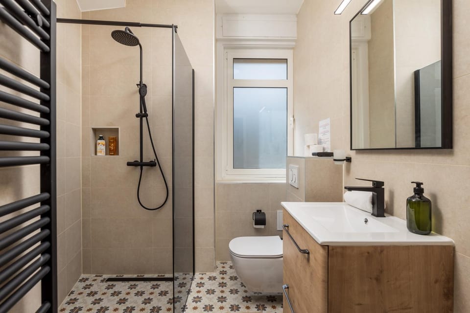 Shower, Toilet, Bathroom, towels