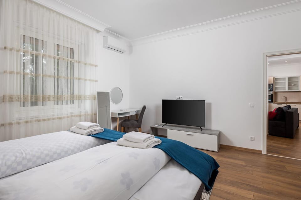 Bed, TV and multimedia, Photo of the whole room, Bedroom, towels, air conditioner