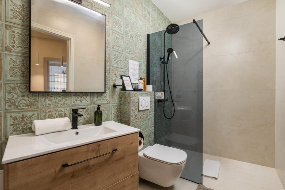 Shower, Toilet, Bathroom, towels
