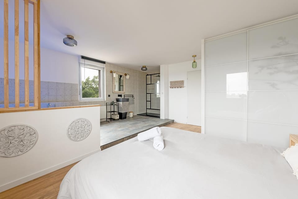 Bed, Photo of the whole room, Bedroom, towels