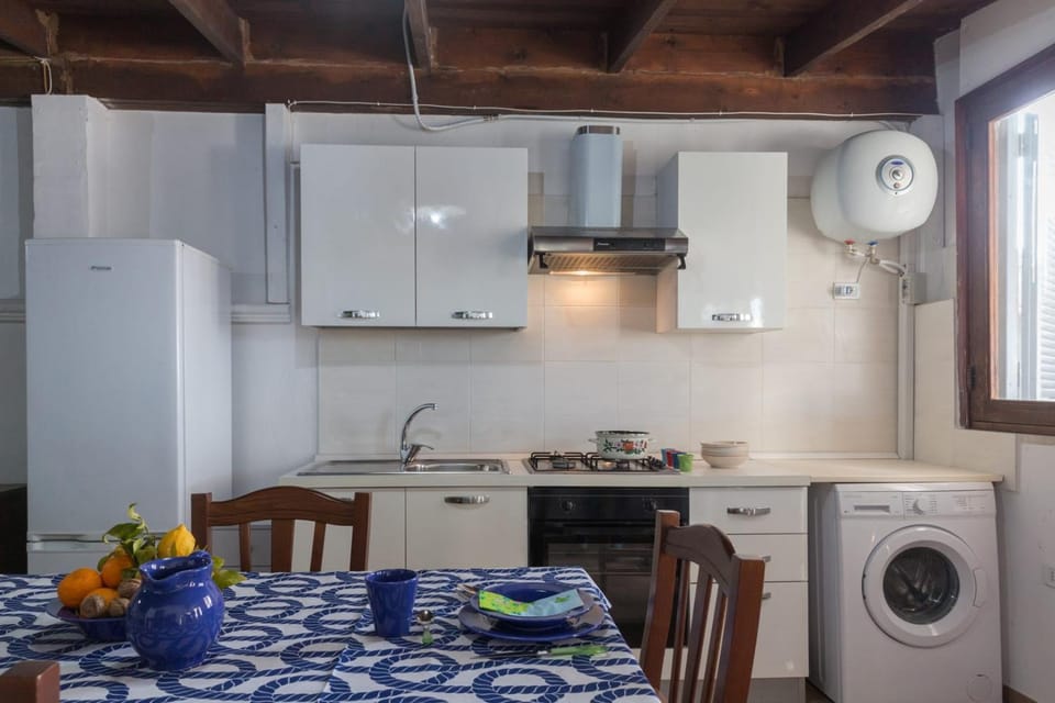 Kitchen or kitchenette, Dining area, oven, stove, washing machine