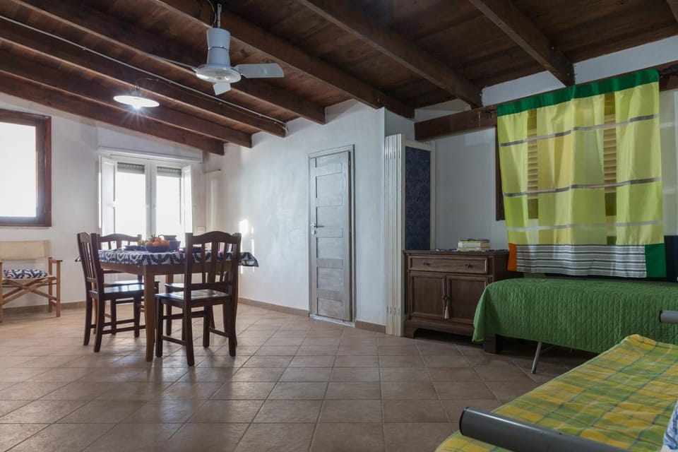Bed, Living room, Photo of the whole room, Dining area
