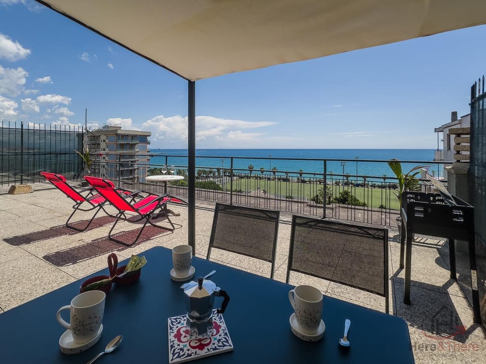 Patio, Day, Natural landscape, BBQ facilities, View (from property/room), Balcony/Terrace, Balcony/Terrace, Seating area, Dining area, Beach, Sea view, sunbed