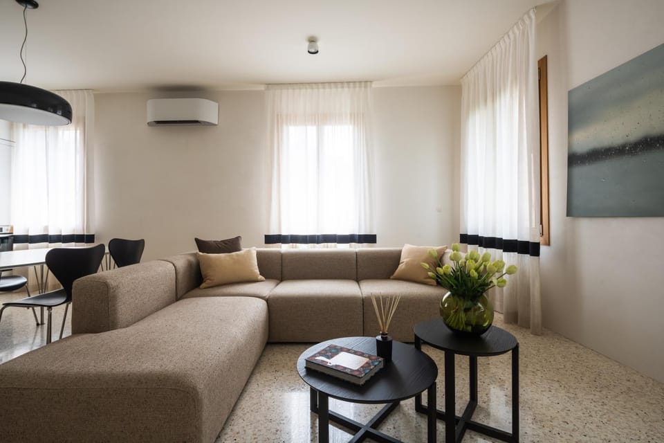 TV and multimedia, Living room, Seating area, air conditioner