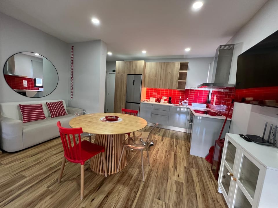Bathroom, TV and multimedia, Kitchen or kitchenette, Living room, Seating area, Dining area, Bedroom, Parking, oven, wardrobe
