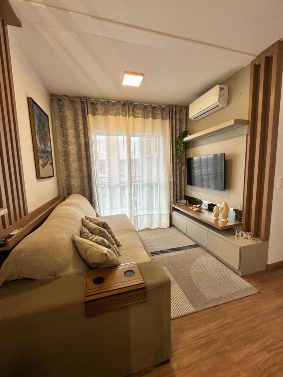 TV and multimedia, Living room, Seating area, Evening entertainment, air conditioner