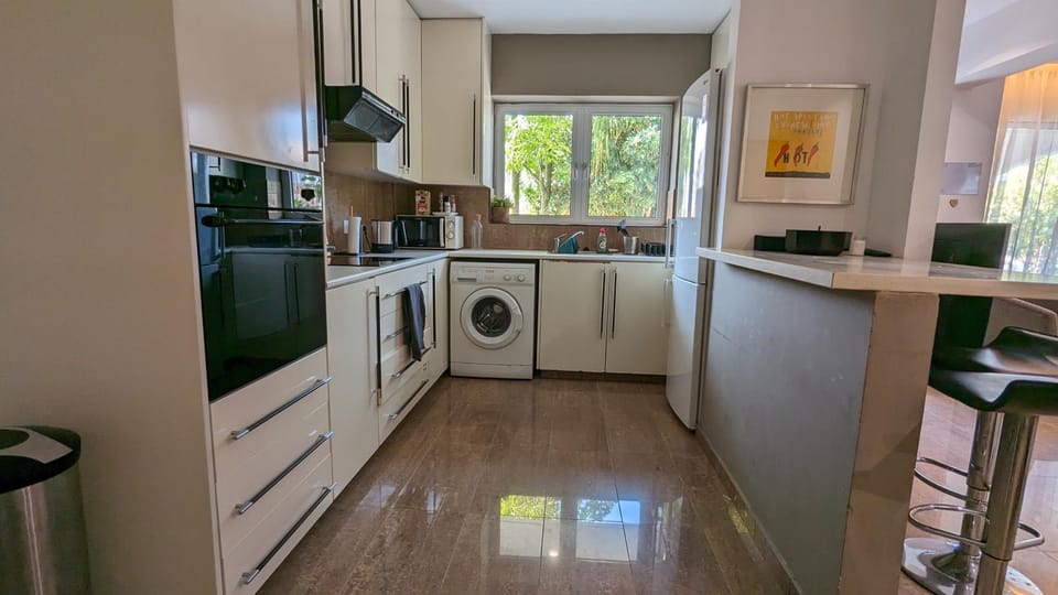 Kitchen or kitchenette, oven, toaster, washing machine