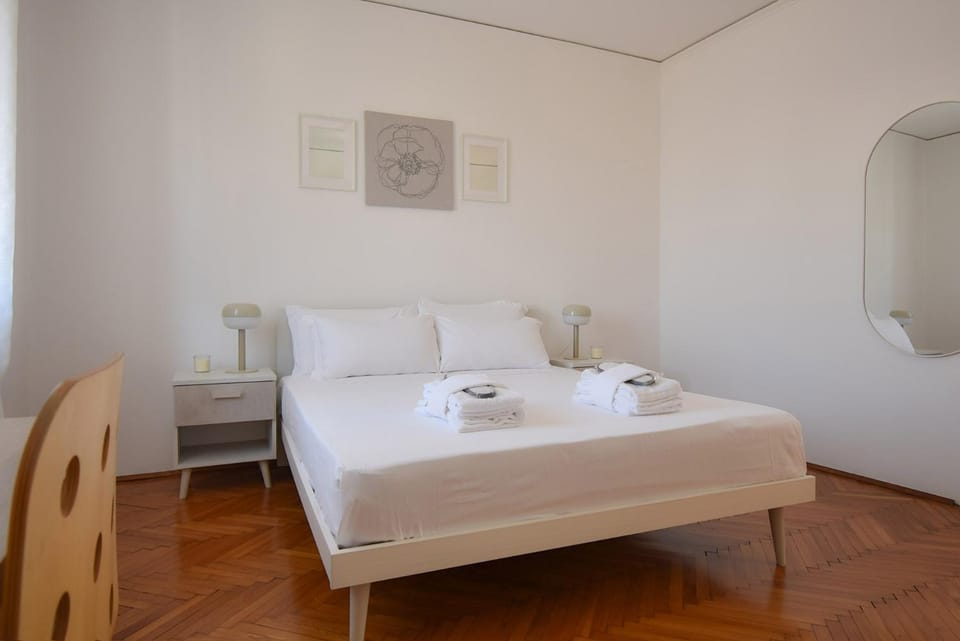 Bed, Bedroom, towels