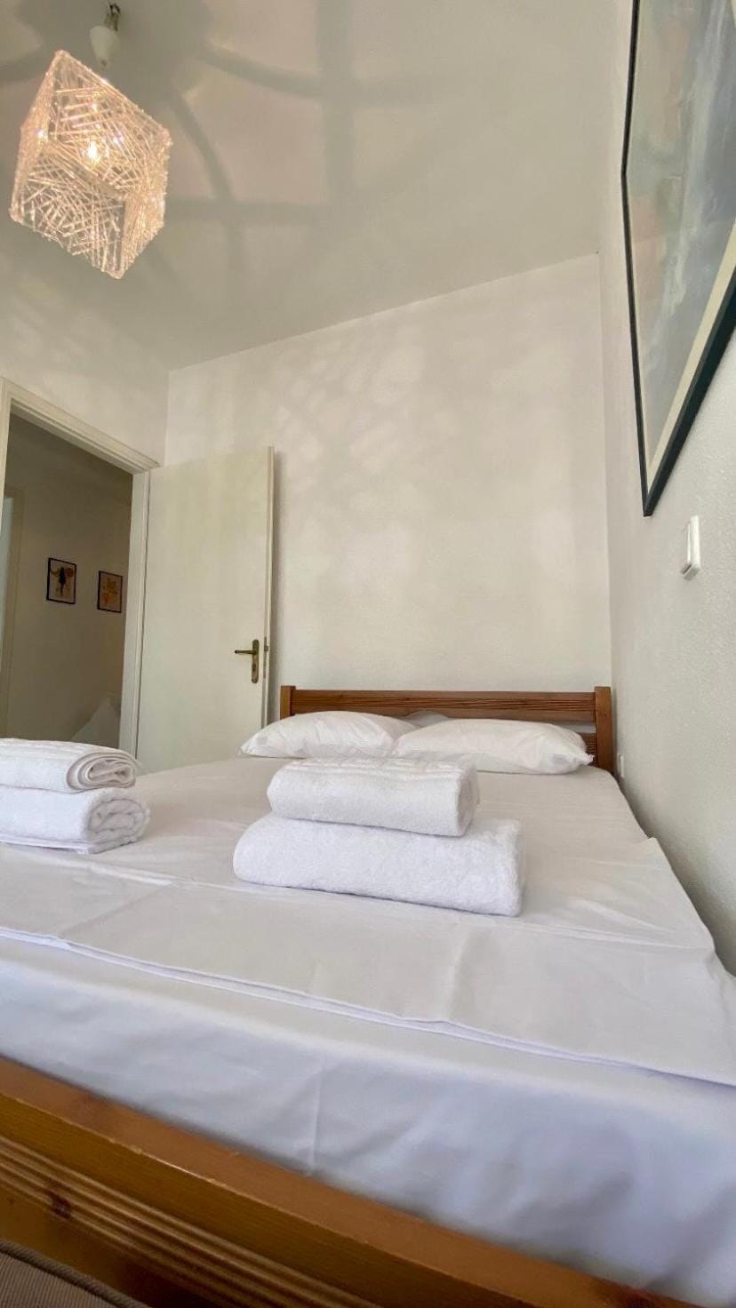 Bed, Photo of the whole room, towels