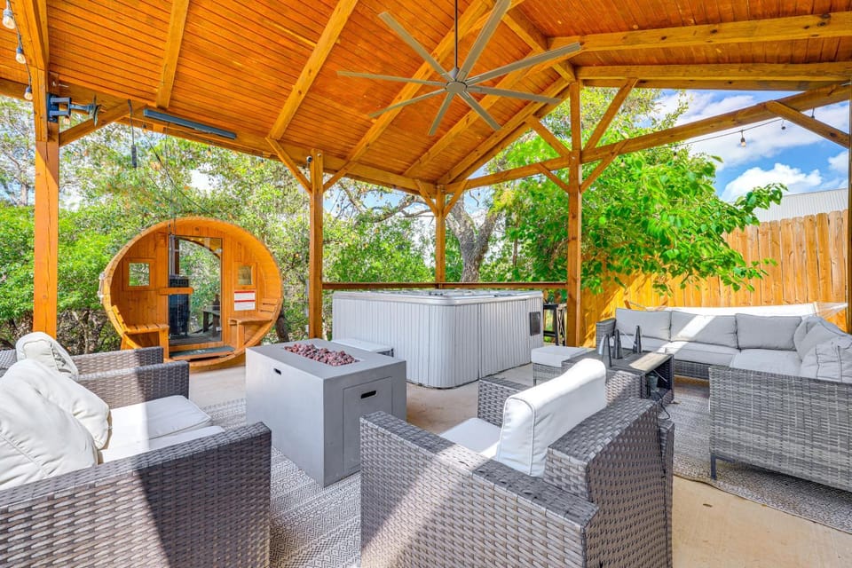 Pool, Spa, Sauna & Arcade! Canyon Lake Home House in Canyon Lake