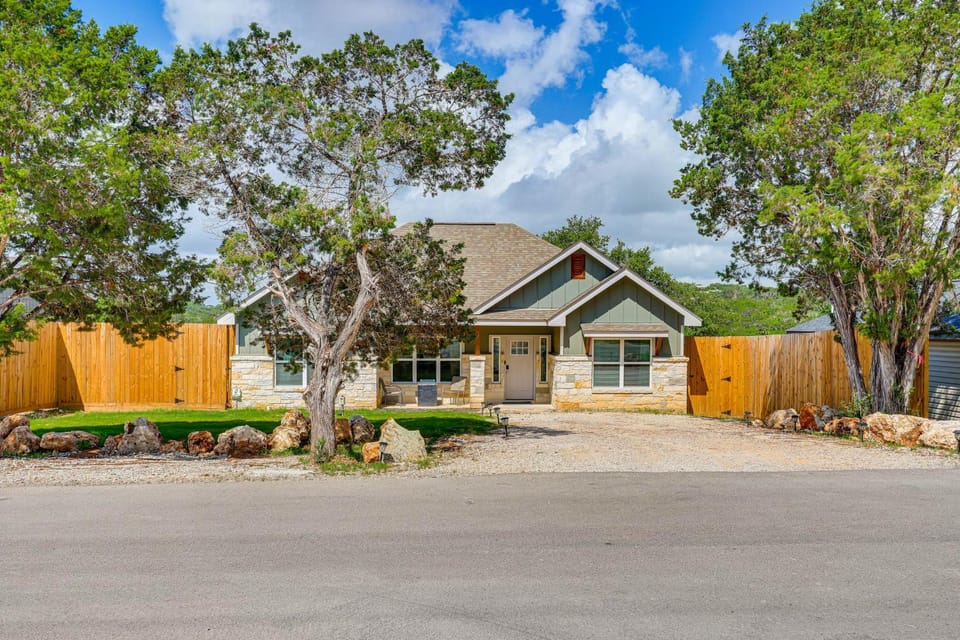 Pool, Spa, Sauna & Arcade! Canyon Lake Home House in Canyon Lake