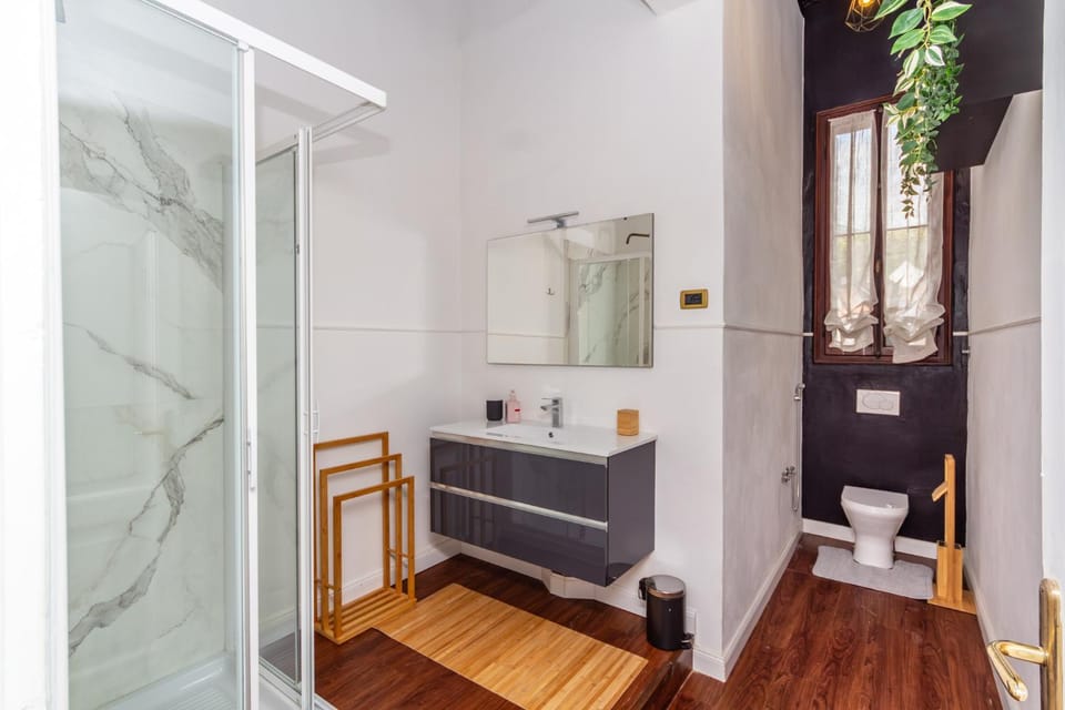 Toilet, Bathroom, towels