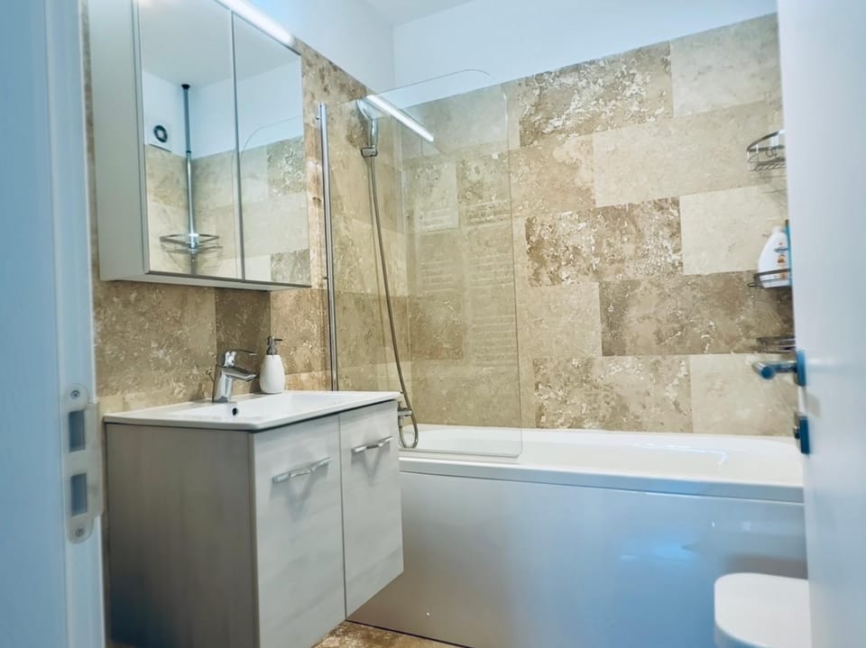 Bathroom, Bath, towels