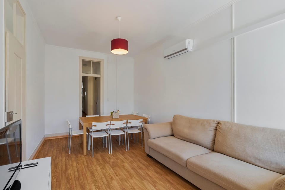 TV and multimedia, Living room, Seating area, Dining area, air conditioner