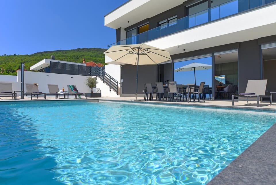 Property building, Patio, Day, Mountain view, Pool view, Swimming pool, sunbed