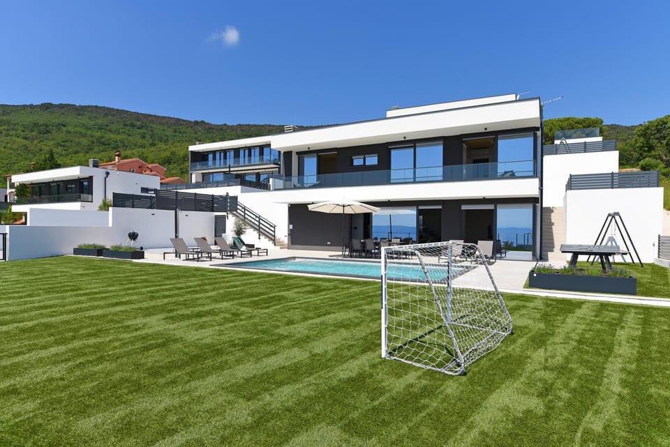 Property building, Patio, Day, Natural landscape, Garden, Pool view, Swimming pool, sunbed