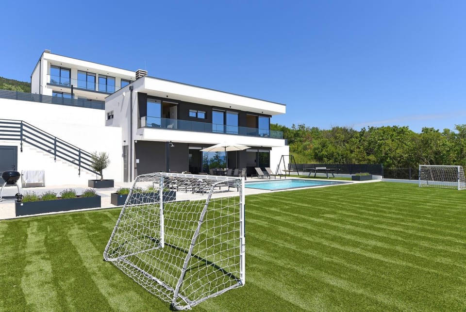 Property building, Day, Garden, Garden view, Pool view, Swimming pool, sunbed