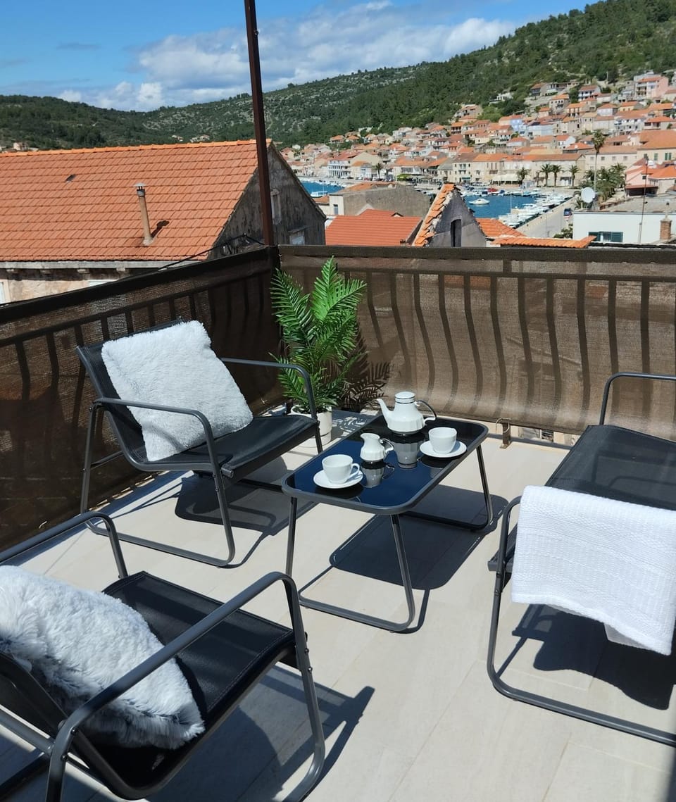 View (from property/room), Balcony/Terrace, Seating area, City view, Sea view