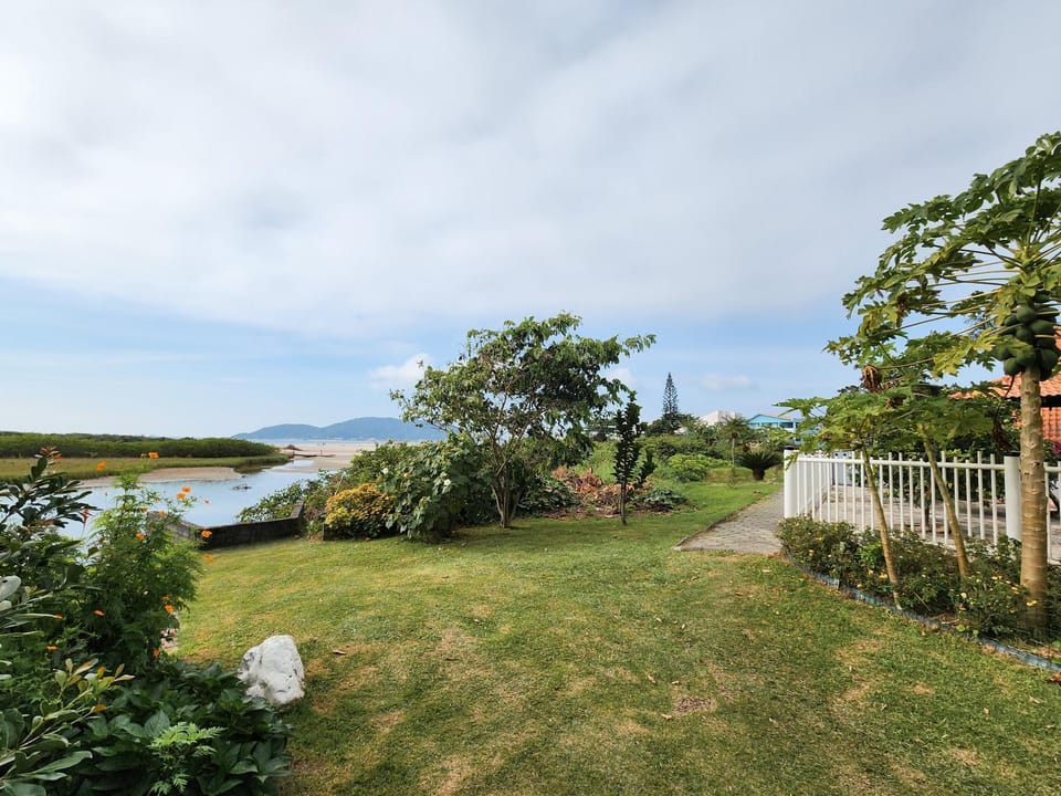 Piso superior:casa aconchegante à beira mar XS7441 Villa in São Francisco do Sul