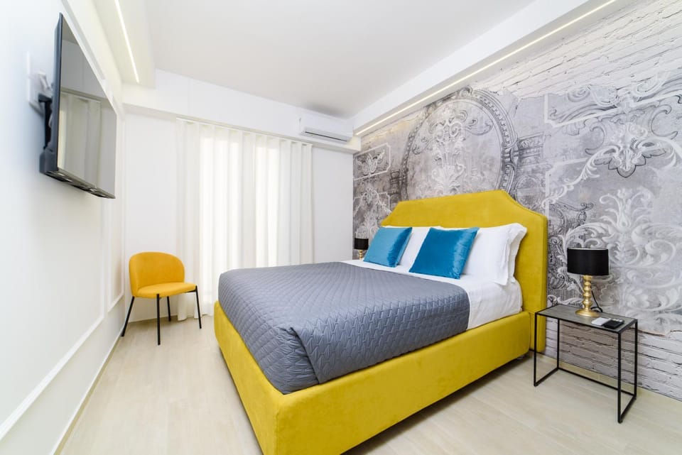 Bed, TV and multimedia, Photo of the whole room, Bedroom