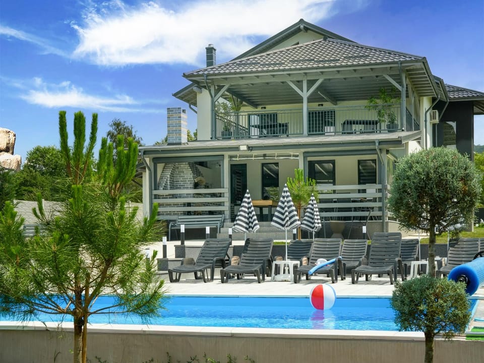 Property building, Garden, Garden view, Pool view, Swimming pool, Swimming pool, sunbed