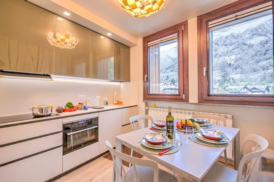 Kitchen or kitchenette, Dining area
