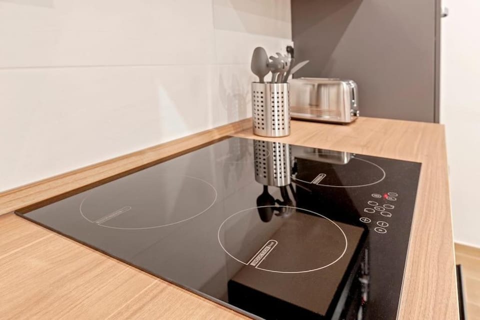 Kitchen or kitchenette, minibar, stove