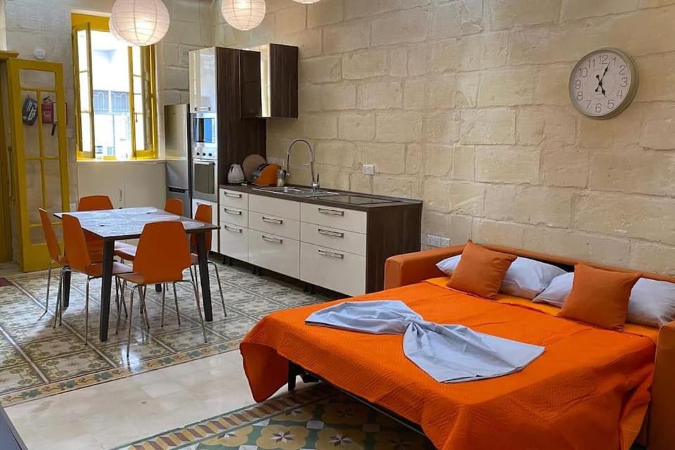 Bed, Kitchen or kitchenette, Living room, Photo of the whole room, Seating area, Dining area