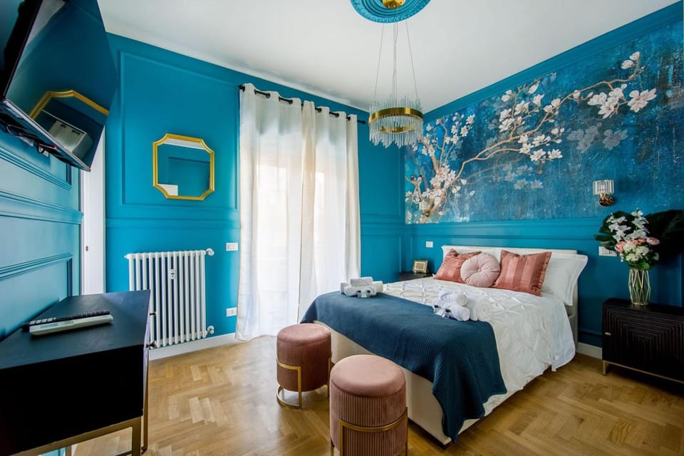 Bed, Photo of the whole room, Seating area, Bedroom