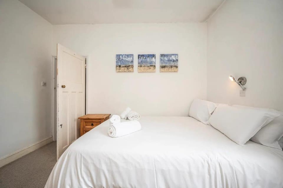 Bed, Other, Photo of the whole room, Bedroom