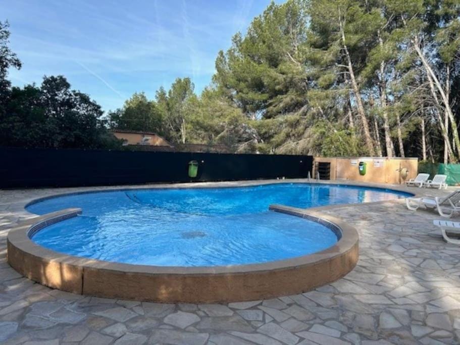 Beau studio, moderne, au calme avec piscine et parking privé dans une résidence arborée Apartment in Sanary-sur-Mer