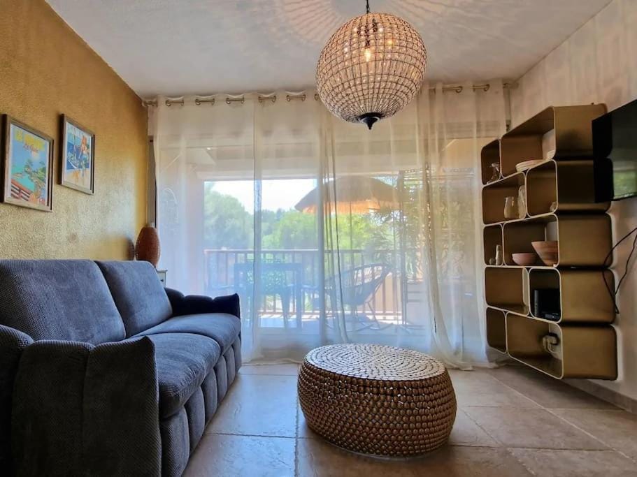 Beau studio, moderne, au calme avec piscine et parking privé dans une résidence arborée Apartment in Sanary-sur-Mer