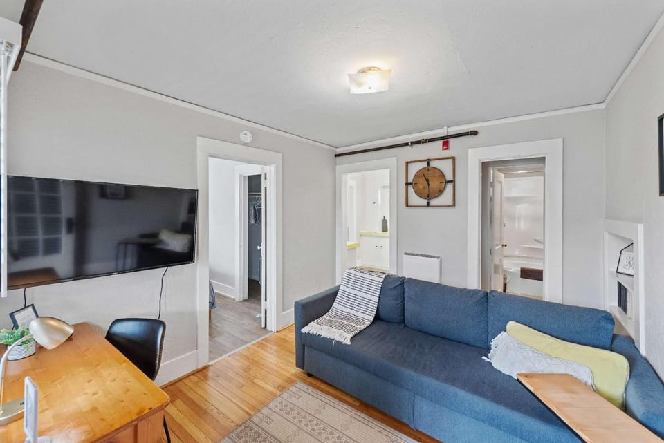 #StayinMyDistrict Heritage House Apt Apartment in Coos Bay