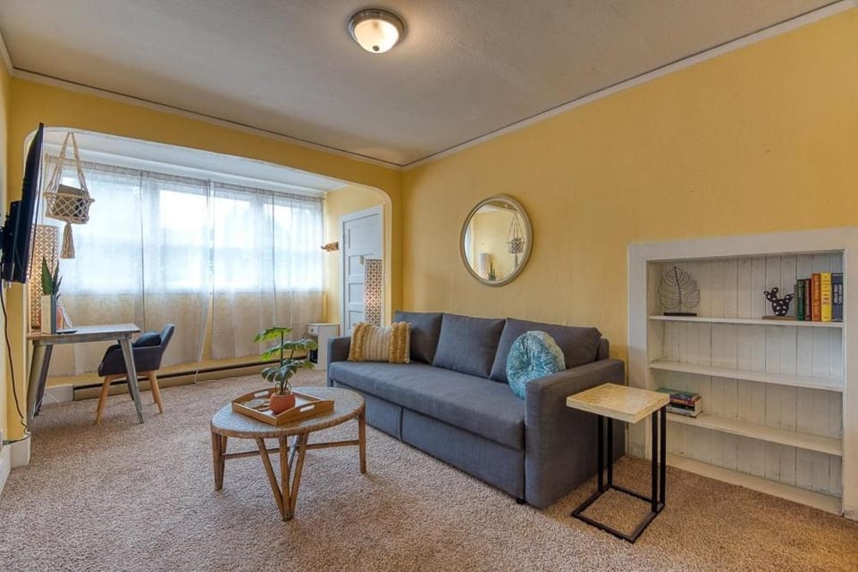 #StayinMyDistrict Heritage House Apt Apartment in Coos Bay