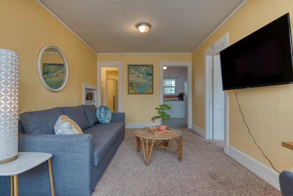 #StayinMyDistrict Heritage House Apt Apartment in Coos Bay