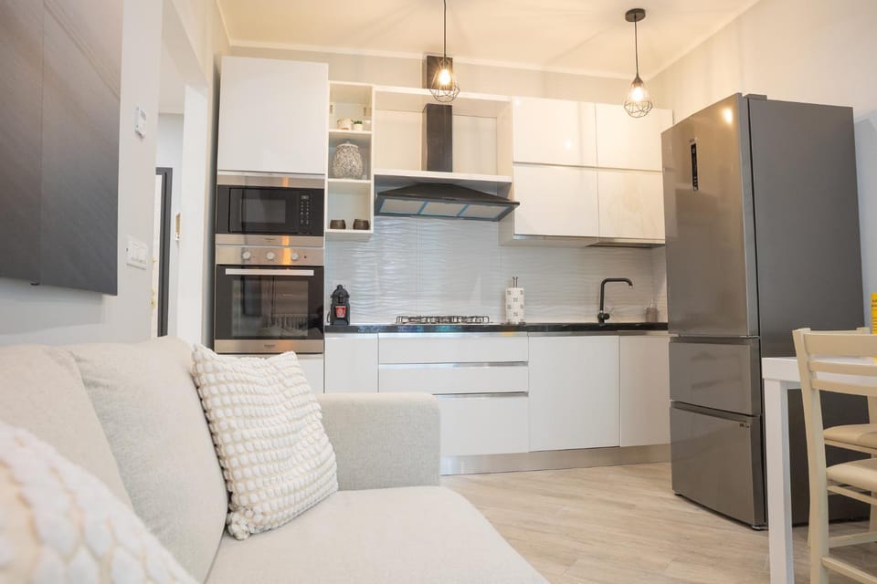 Kitchen or kitchenette, Dining area, oven, stove