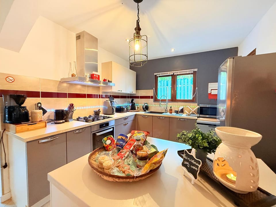 Coffee/tea facilities, dishwasher, microwave, oven, toaster, kitchen