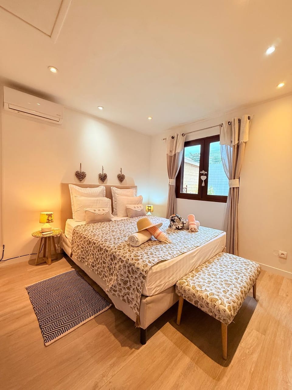 Photo of the whole room, Decorative detail, Bedroom, storage, air conditioner