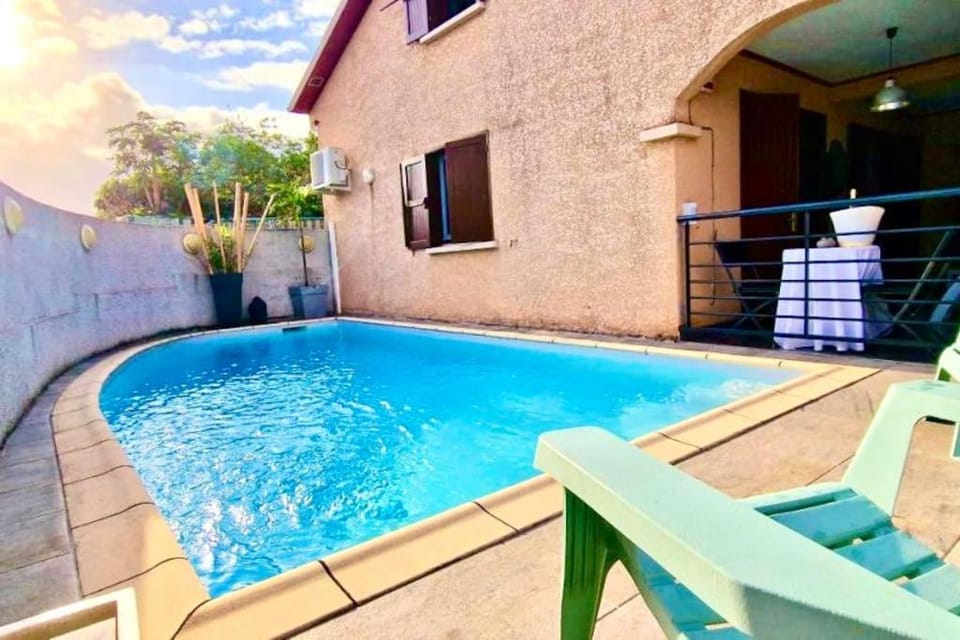Property building, Day, Swimming pool, sunbed