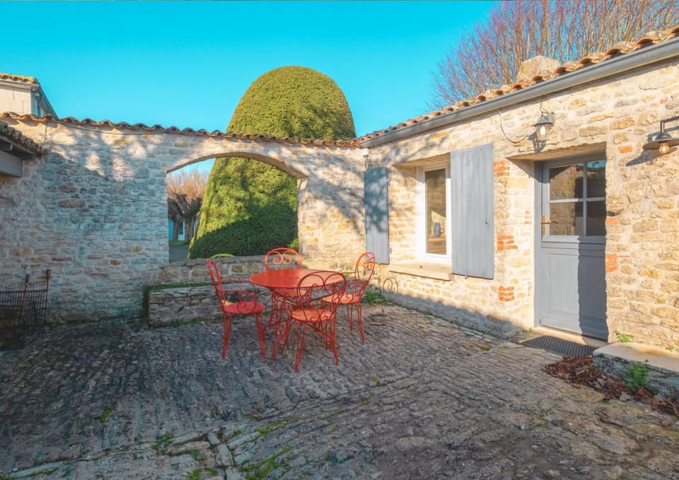 Property building, Patio, Balcony/Terrace