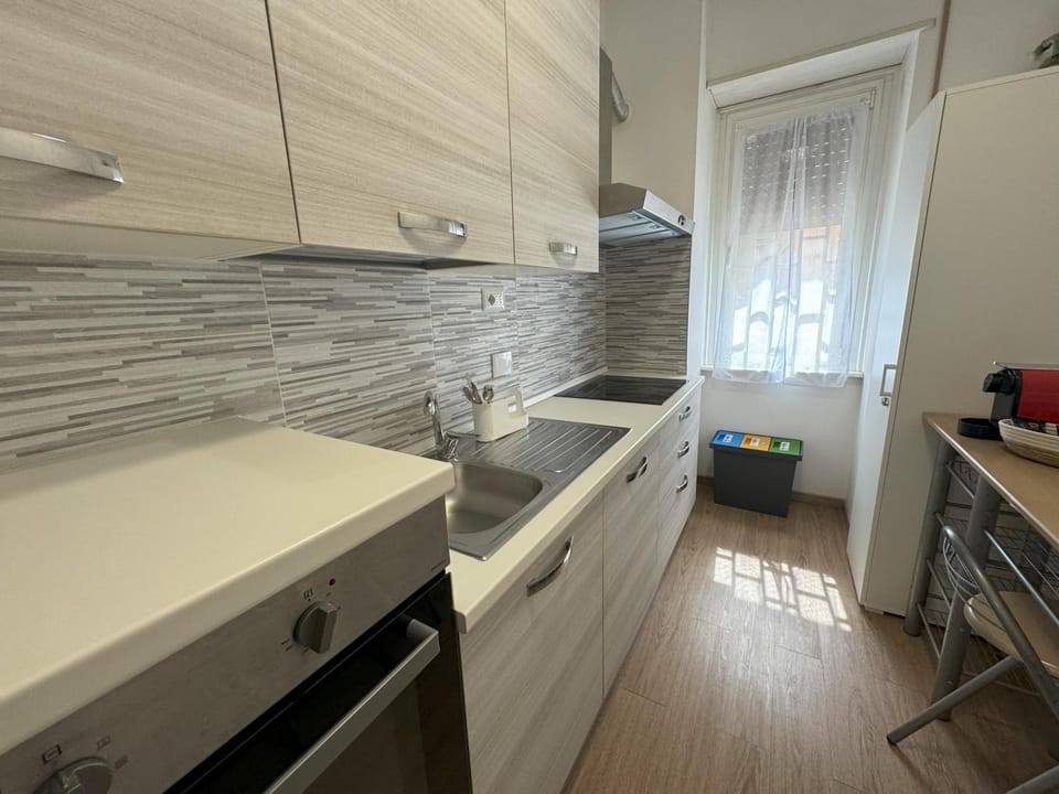 Kitchen or kitchenette, dishwasher, minibar, stove