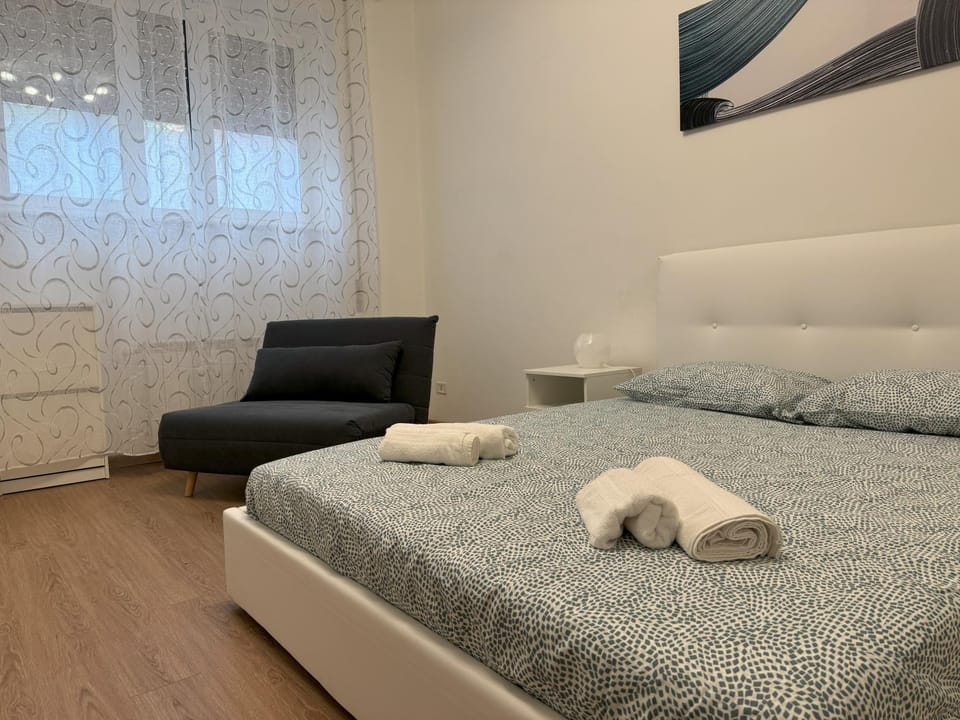 Photo of the whole room, Bedroom, towels