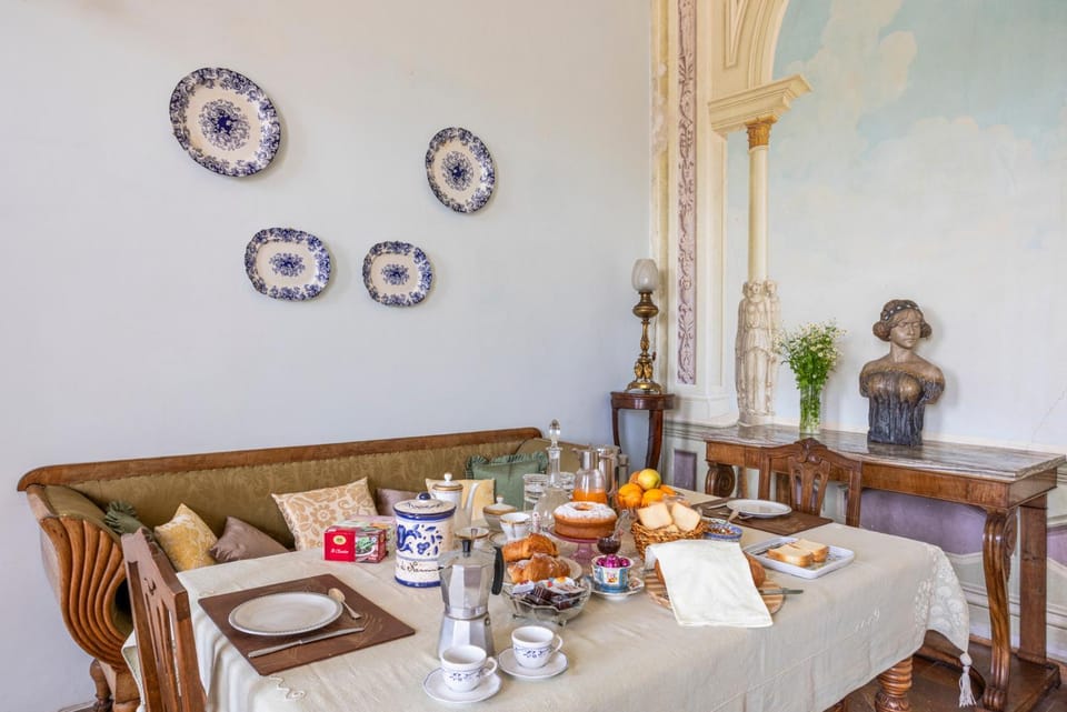 Living room, Food and drinks, Seating area, Dining area, Food, Breakfast, Lunch, Drinks