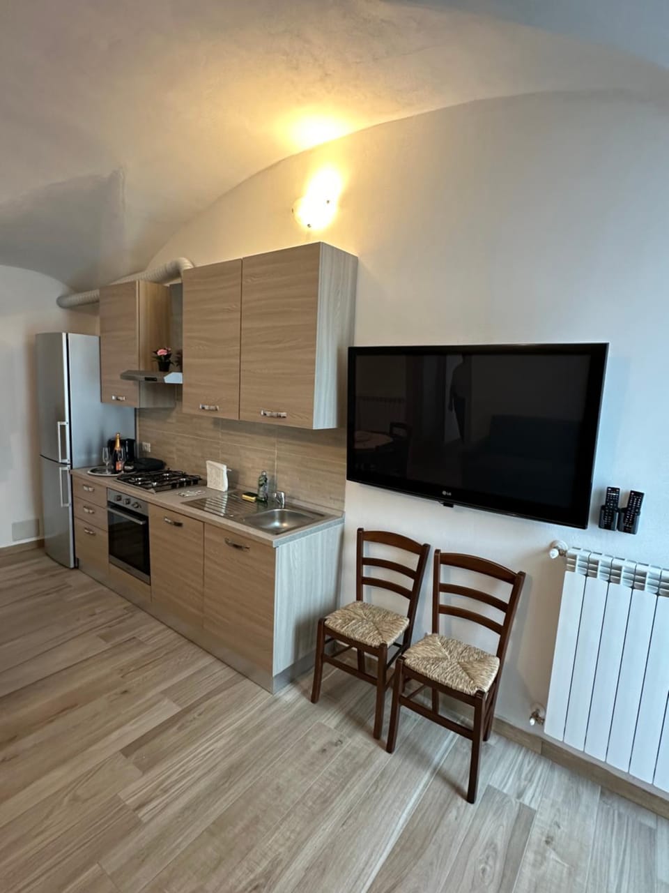 TV and multimedia, Kitchen or kitchenette, Living room, Dining area, Evening entertainment, oven, stove