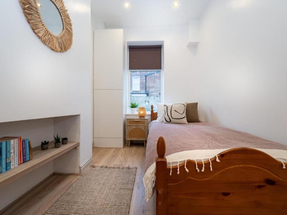 Comfy 5 Star Stays - 6 Bedrooms - Sleeps 8 - Free Parking & WiFi - Wirral Apartment in Wallasey
