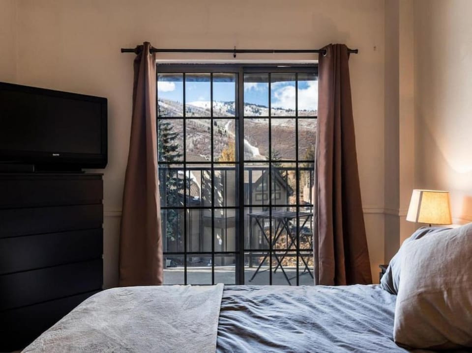 Mountain Flurry Quaint Condo near PCM House in Park City