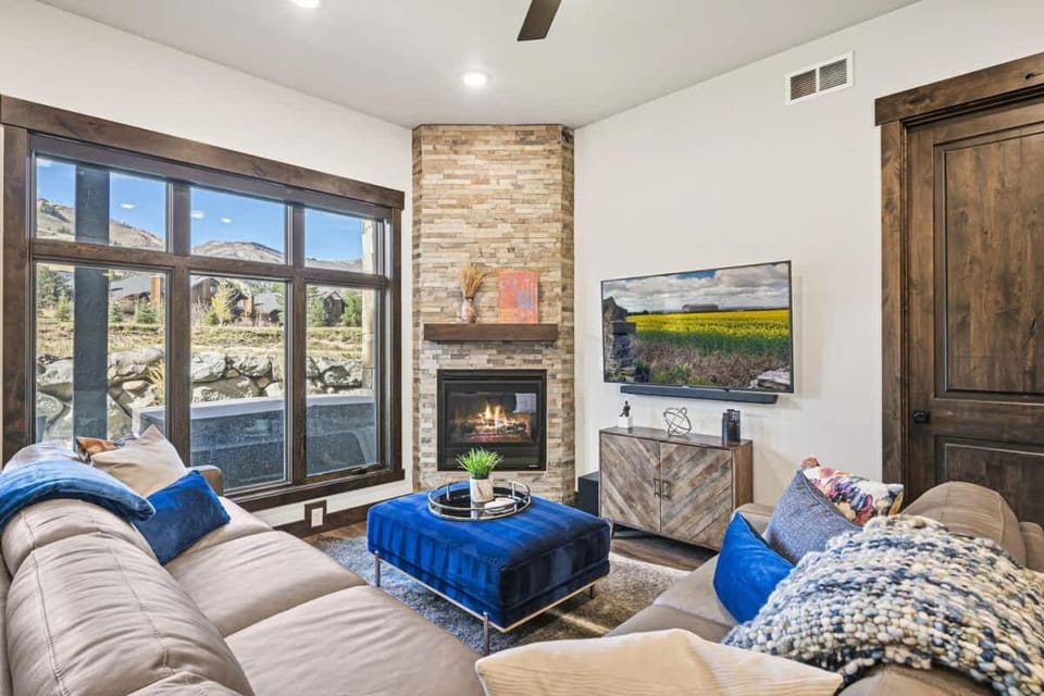 Gregs Grandeur Pristine Condo with Private Hot Tub House in Wasatch County