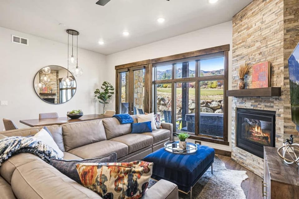 Gregs Grandeur Pristine Condo with Private Hot Tub House in Wasatch County